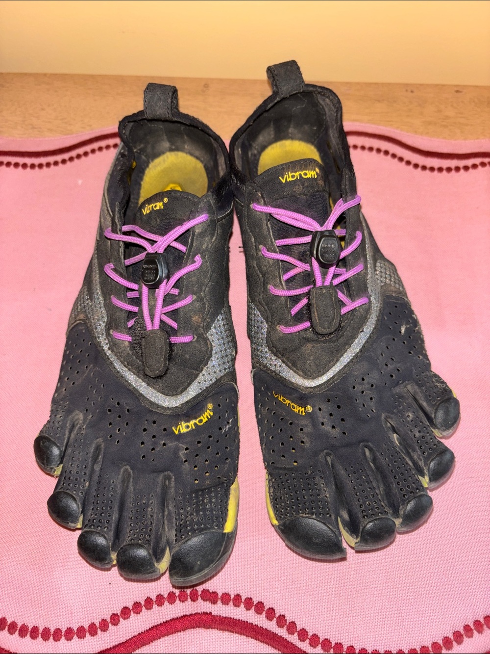 Vibram Women's FiveFingers Black with Purple Laces. Size 9-9.5 EU 41